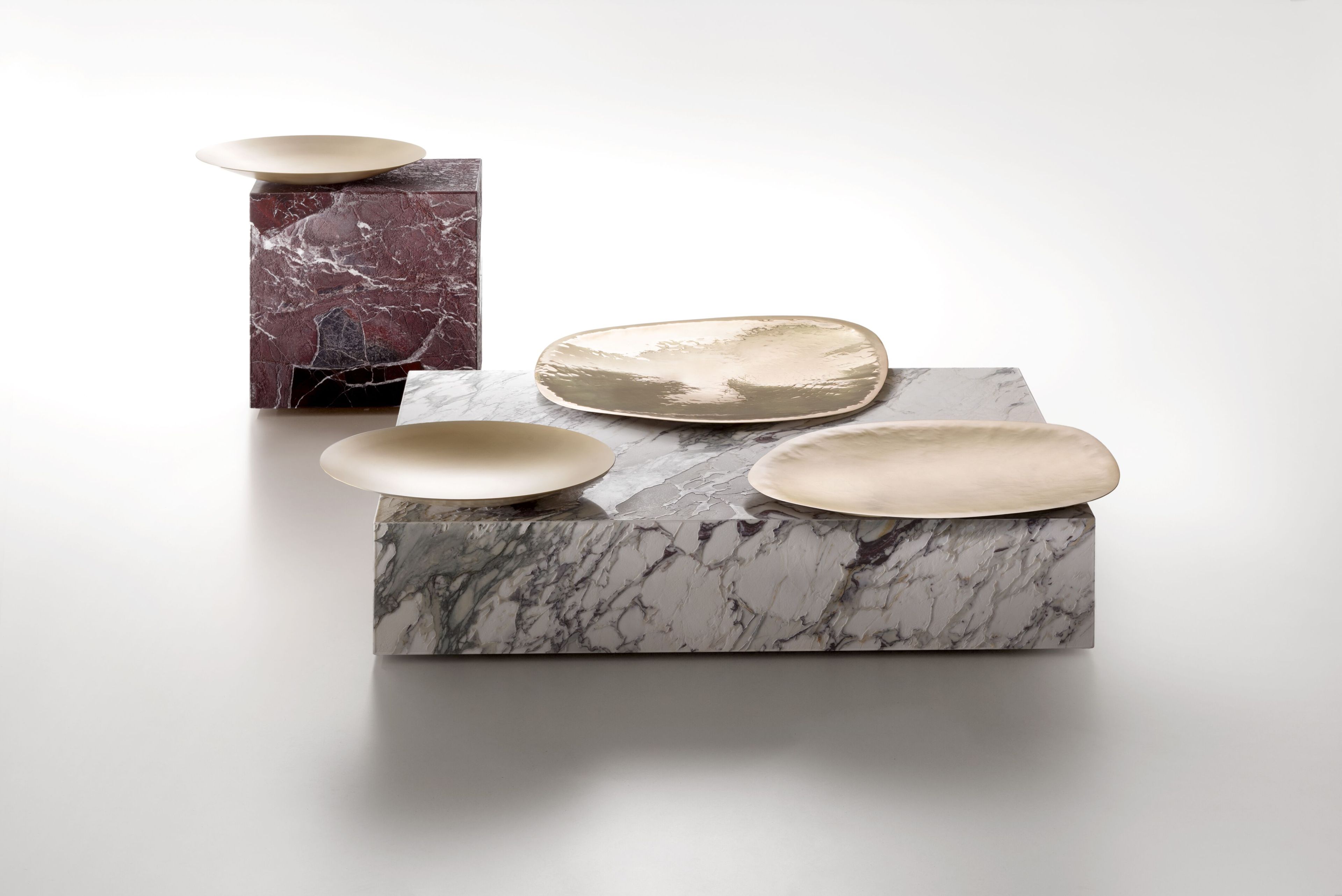 Мраморный монолитный низкий журнальный столик с подносом DE CASTELLI Between Nature ARCH-00123114 - Вид №1