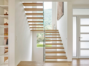 Биосовместимая трехслойная деревянная лестница