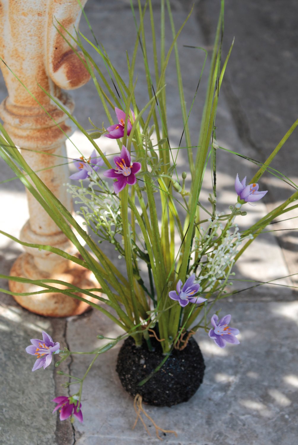 5104 225 a2 Искусственная трава с цветами в 'почве', 43 см, бледно-лиловая H-andreas  - Вид №1