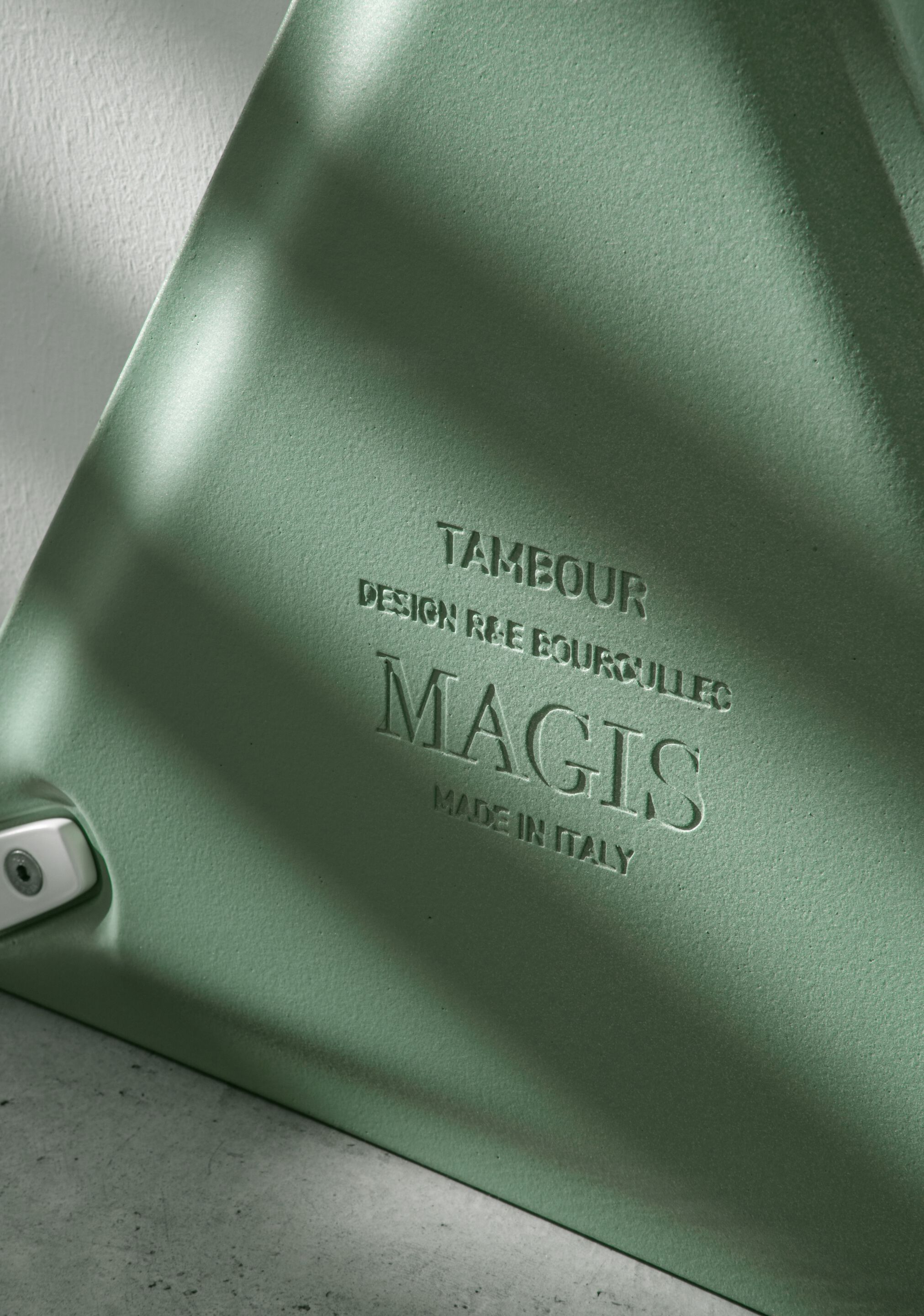 Алюминиевый треугольный журнальный столик с жидким покрытием Magis тамбур ARCH-00023839 - Вид №11