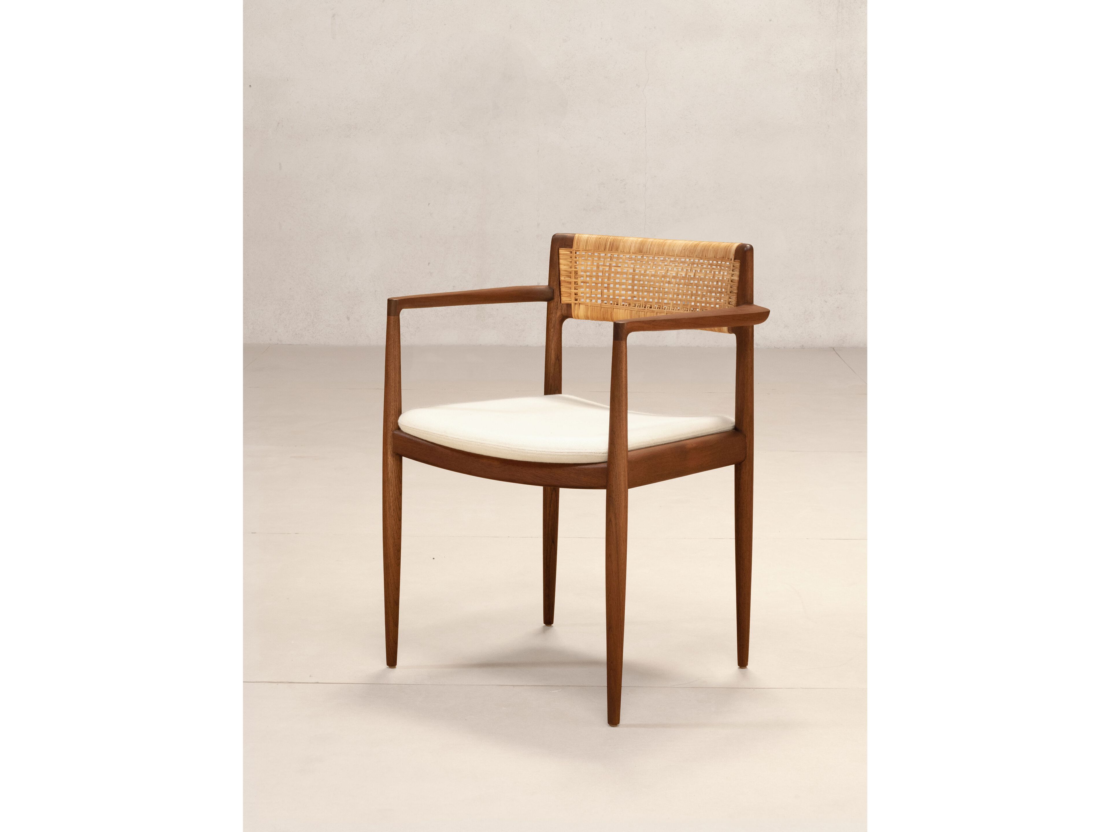 Мягкий стул из тикового дерева с подлокотниками Phantom Hands Tangāli ARCH-00109147 - Вид №2