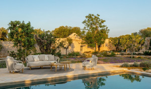 Круглый стол из тикового дерева