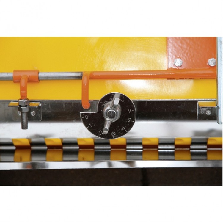 8487 СЕМО Разбрасыватель сеялка CEMO KS 35-E для удобрений, песка и реагентов на колесах 35 л  - Вид №4